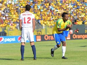 Mamelodi Sundowns Percy Tau (R) celebrates after scoring a goal during the CAF Championship final football match on October 15, 2016 at Atteridgville Stadium in Pretoria, South Africa.
STRINGER / AFP