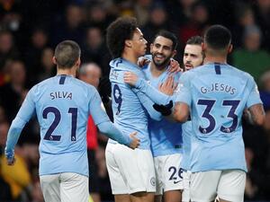 لاعبو سيتي يحتفلون بهدف محرز (وسط)