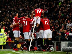 لاعبو يونايتد يحتفلون بالهدف