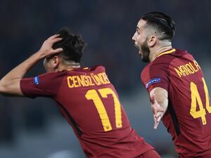 مانولاس (يمين) يحتفل بهدفه التاريخي