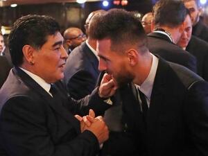 ميسي ومارادونا خلال حفل توزيع جوائز فيفا