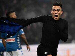 البديل مارتينيز يحتفل بهدفه