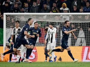 ماتا يحتفل بهدفه الجميل من ركلة حرة