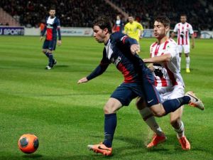 ماكسويل يحاول تجاوز دفاعات أجاكسيو