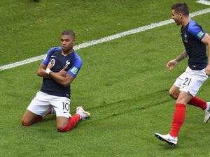 مبابي (يسار) يتألق ويقود فرنسا لفوز تاريخي