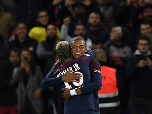 مبابي يتلقى التهنئة من نيمار بهدفه