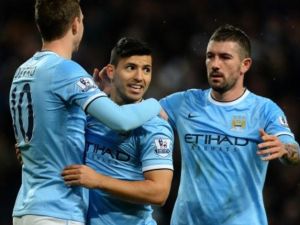 أليكساندر كولاروف (يمين) ودجيكو (يسار) يهنئان أغويرو العائد من الإصابة بهدفه