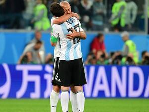 ماسكيرانو يحضن زميله ليونيل ميسي صاحب هدف التقدم للأرجنتين