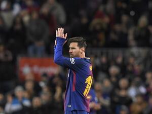 ميسي يحيي جماهير ملعب كامب ناو لدى استبداله