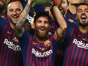 ميسي يحتفل بلقب جديد