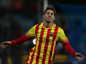 ميسي يحتفل بهدفه الثاني