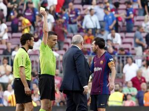 ميسي يجادل الحكم لاتري