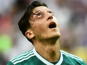  The Arsenal man came under fire for posing for a photo with a controversial figure, but the Bundesliga veteran feels there was no political agenda 