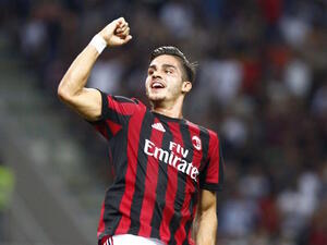 سيلفا يحتفل بهدفه الأول