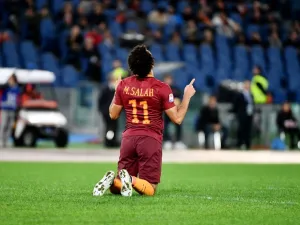AS Roma's Egyptian forward Mohamed Salah celebrates after scoring during the Italian Serie A football match AS Roma vs Bologna at the Olympic stadium in Rome on November 6, 2016.
VINCENZO PINTO / AFP