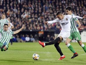 مورينو يقود فالنسيا للنهائي