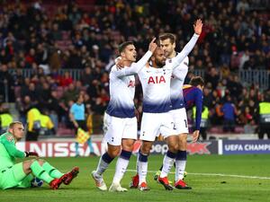 مورا يمنح توتنهام بطاقة التأهل