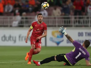 Al-Duhail's Youssef Msekni kicks the ball past Lokomotiv's goalkeeper Ignaty Nesterov during the AFC Champions League football match between Lokomotiv of Uzbekistan and al-Duhail of Qatar at the Abdullah bin khalifa stadium in Doha on March 6, 2018.
KARIM JAAFAR / AFP