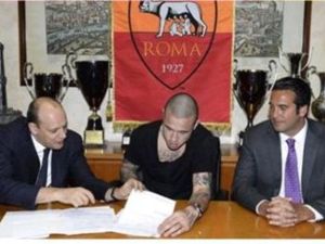 ناينغولان يوقع على كشوفات نادي روما