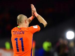 آريين روبن يحيي الجماهير الهولندي بعد انتهاء المباراة أمام السويد