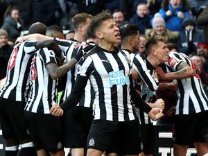 نيوكاسل يصعق مانشستر يونايتد