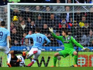 دجيكو (وسط) يسجل هدف مانشستر سيتي الأول