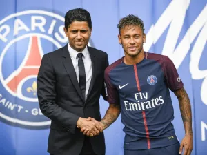 Brazilian superstar Neymar (R) shakes hands with Paris Saint Germain's (PSG) Qatari president Nasser Al-Khelaifi during a press conference at the Parc des Princes stadium on August 4, 2017 in Paris after agreeing a five-year contract following his world record 222 million euro ($260 million) transfer from Barcelona to PSG.
Lionel BONAVENTURE / AFP