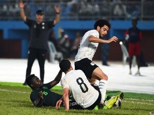 Egypt's defender Omar Gaber (R) vies with Nigeria's Moses Simon (L) during a friendly football match between Nigeria and Egypt at Stephen Keshi Stadium in the Asaba on March 26, 2019.
PIUS UTOMI EKPEI / AFP