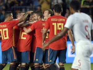 لاعبو إسبانيا يحتفلون بهدف أودريوزولا