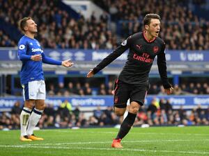 أوزيل يحتفل بهدفه في شباك إيفرتون