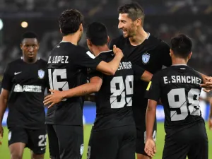 CF Pachuca's Mexican forward Roberto De La Rosa (C) celebrates with his teammates after scoring a goal during the third-place play-off football match of the FIFA Club World Cup UAE 2017 between Al-Jazira and CF Pachuca at the Bin Zayed Stadium in Abu Dhabi on December 16, 2017.

GIUSEPPE CACACE / AFP
