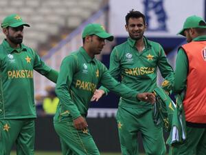 Pakistan Shoaib Malik (2R) celebrates the wicket of Bangladesh batsman Mushfiqur Rahim during an ICC Champions Trophy Warm-up match between Pakistan and Bangladesh at Edgbaston cricket ground in Birmingham, England on May 27, 2017.
Lindsey Parnaby / AFP