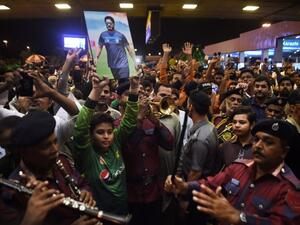 Pakistani cricket fans gather outside the Karachi International airport to welcome their national team's arrival from London in Karachi on June 20, 2017, after their win in the International Cricket Championship (ICC) Champions Trophy final against India.
ASIF HASSAN / AFP