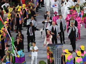 Palestine's flagbearer Mayada Sayyad leads her delegation during the opening ceremony of the Rio 2016 Olympic Games at the Maracana stadium in Rio de Janeiro on August 5, 2016.
PEDRO UGARTE / AFP