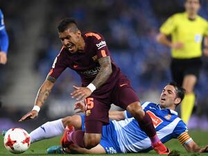 باولينيو يتعرض لعرقلة خلال المباراة