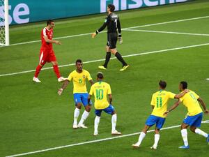 لاعبو البرازيل يحتفلون بالهدف الأول