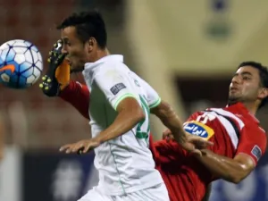 Saudi Arabia's Al-Ahli FC midfielder Leonardo De Sousa (C) vies for the ball against Iranian Persepolis FC's Sadegh Moharrami Getgasari (R) during their AFC Champions League qualifying football match at the Sultan Qaboos Sports Complex in Muscat on August 22, 2017.
MOHAMMED MAHJOUB / AFP