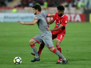 Persepolis Bashar Resan (R) vies for the ball against al-Duhail Lucas Mendes during the AFC Champions League quarter final match between Persepolis FC and al-Duhail SC at the Azadi Stadium in the Iranian capital Tehran on September 17 2018.
STR / afp