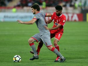 Persepolis Bashar Resan (R) vies for the ball against al-Duhail Lucas Mendes during the AFC Champions League quarter final match between Persepolis FC and al-Duhail SC at the Azadi Stadium in the Iranian capital Tehran on September 17 2018.
STR / afp