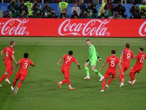 لاعبو إنجلترا يحتفلون بعد الفوز الصعب