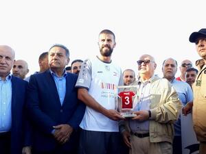 تكريم بيكيه على هامش المباراة