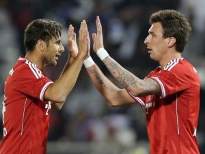 ماريو ماندجوكيتش يهنىء زميله بيتزارو بهدفه في مرمى المريخ