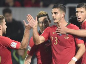 لاعبو البرتغال يحتفلون بهدف سيلفا (وسط)