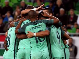 لاعبو البرتغال يحتفلون بهدف سيلفا