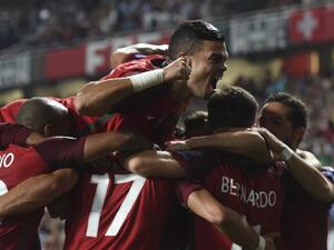 لاعبو البرتغال يحتفلون بالهدف الثاني