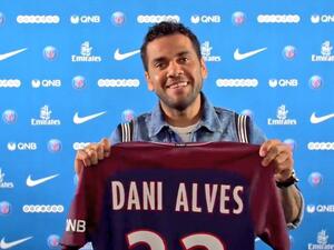 ألفيش يرفع قميص فريقه الجديد