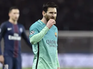 Barcelona's Argentinian forward Lionel Messi looks on during the UEFA Champions League round of 16 first leg football match between Paris Saint-Germain and FC Barcelona on February 14, 2017 at the Parc des Princes stadium in Paris.
PHILIPPE LOPEZ / AFP