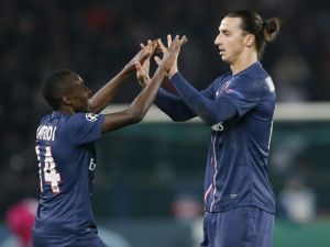 ماتويدي (يسار) يتلقى التهنئة من زميله زلاتان إبراهيموفيتش بهدفه في مرمى زاغرب