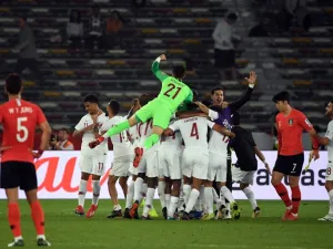 Qatar's players celebrate their victory during the 2019 AFC Asian Cup quarter-final football match between South Korea and Qatar at Zayed Sports City in Abu Dhabi on January 25, 2019.
Khaled DESOUKI / AFP