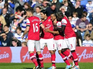 لاعبو آرسنال يحتفلون بهدف والكوت (الثاني من اليمين)